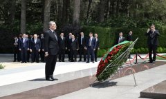Гурбангулы Бердымухамедов почтил память Гейдара Алиева в Баку